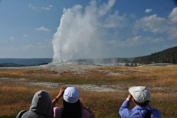 Conforme esperado, o Old Faithful faz sua 'apresentação', para a alegria do público, no Yellowstone National Park, em Wyoming, nos Estados Unidos
